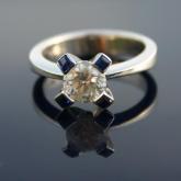 prsten  - bílé zlato, diamant, safíry